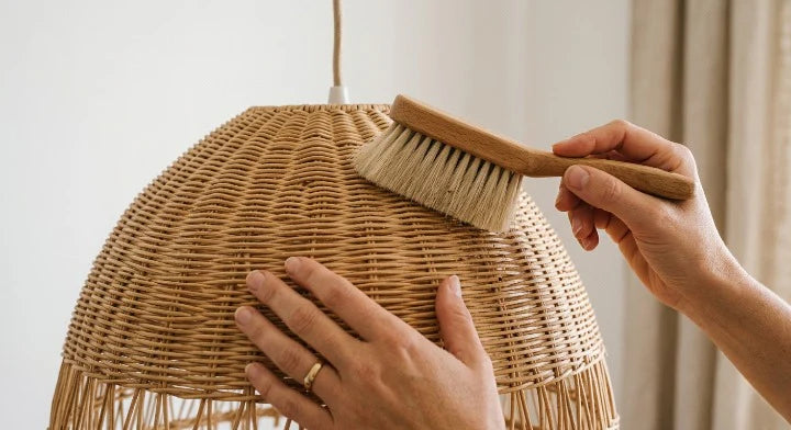 Comment Nettoyer son Abat-Jour ? Toutes les Techniques selon le Matériau Image