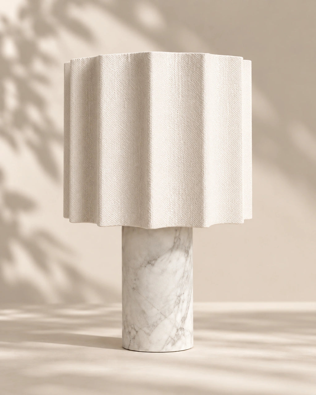 Lampe de chevet en marbre blanc et gris style minimaliste et abat jour plissé blanc cassé