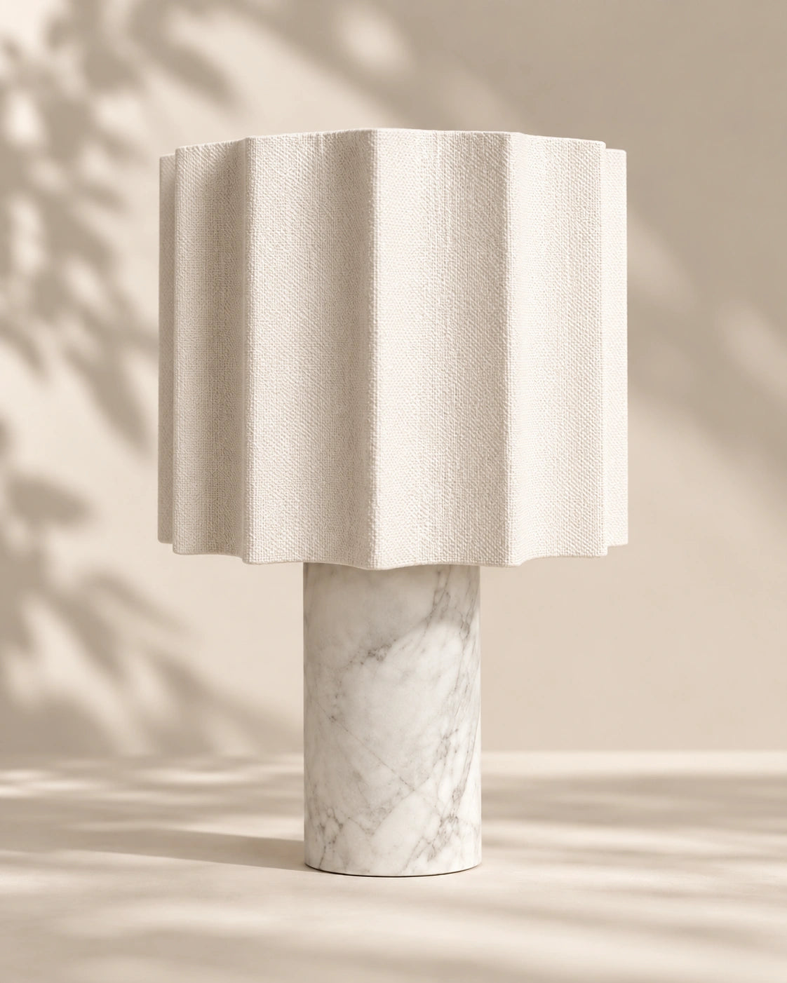 Lampe de chevet en marbre blanc et gris style minimaliste et abat jour plissé blanc cassé