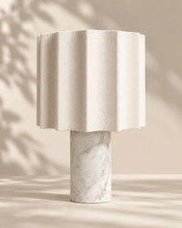 Lampe de chevet en marbre blanc et gris style minimaliste et abat jour plissé blanc cassé
