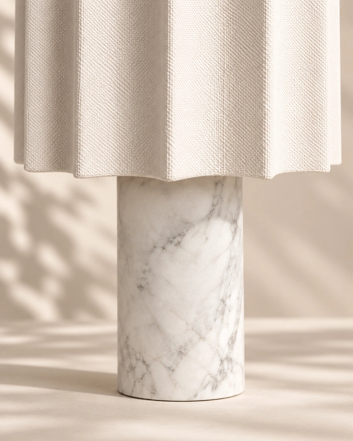 Lampe de chevet en marbre blanc et gris style minimaliste et abat jour plissé blanc cassé