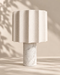 Lampe de chevet en marbre blanc et gris style minimaliste et abat jour plissé blanc cassé