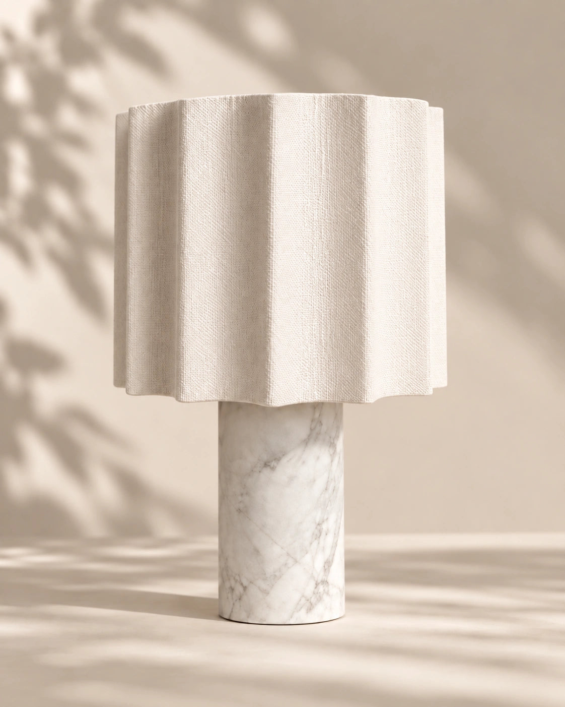 Lampe de chevet en marbre blanc et gris style minimaliste et abat jour plissé blanc cassé
