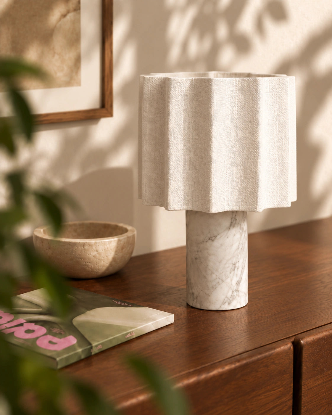 Lampe de chevet en marbre blanc et gris style minimaliste et abat jour plissé blanc cassé