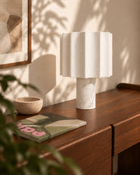 Lampe de chevet en marbre blanc et gris style minimaliste et abat jour plissé blanc cassé