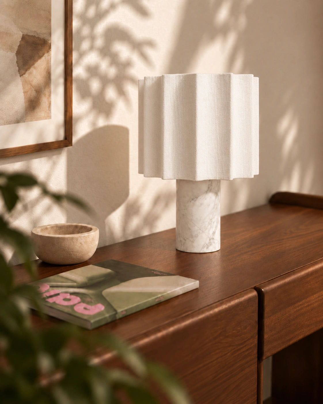 Lampe de chevet en marbre blanc et gris style minimaliste et abat jour plissé blanc cassé