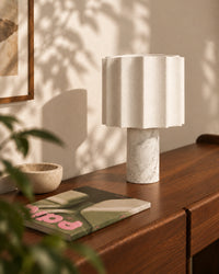 Lampe de chevet en marbre blanc et gris style minimaliste et abat jour plissé blanc cassé