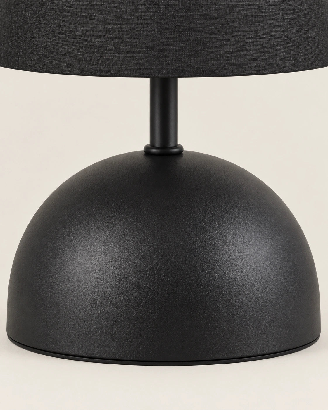 Lampe de chevet noir modèle simple avec abat jour noir en tissu