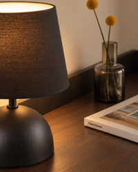 Lampe de chevet noir modèle simple avec abat jour noir en tissu