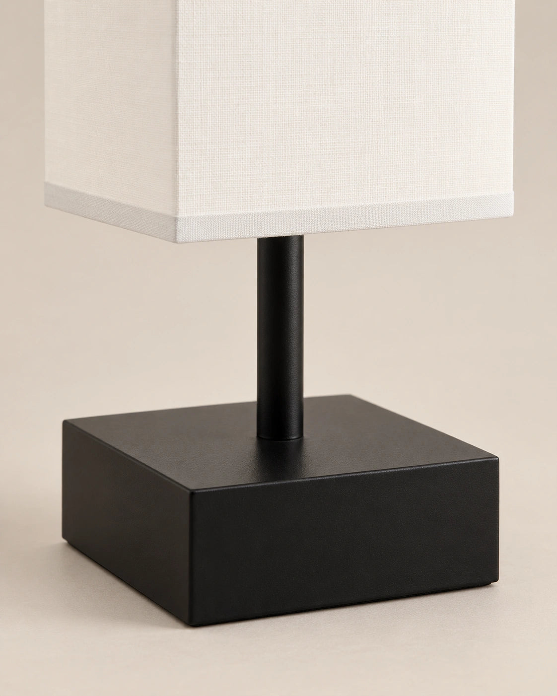Lampe de chevet rectangulaire en métal et tissu blanc