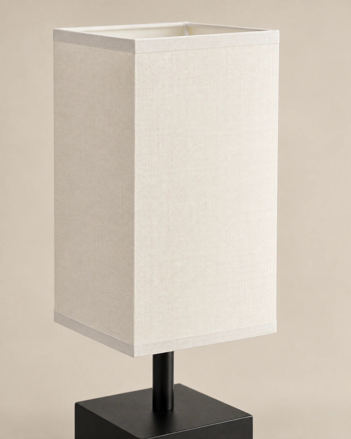 Lampe de chevet rectangulaire en métal et tissu blanc