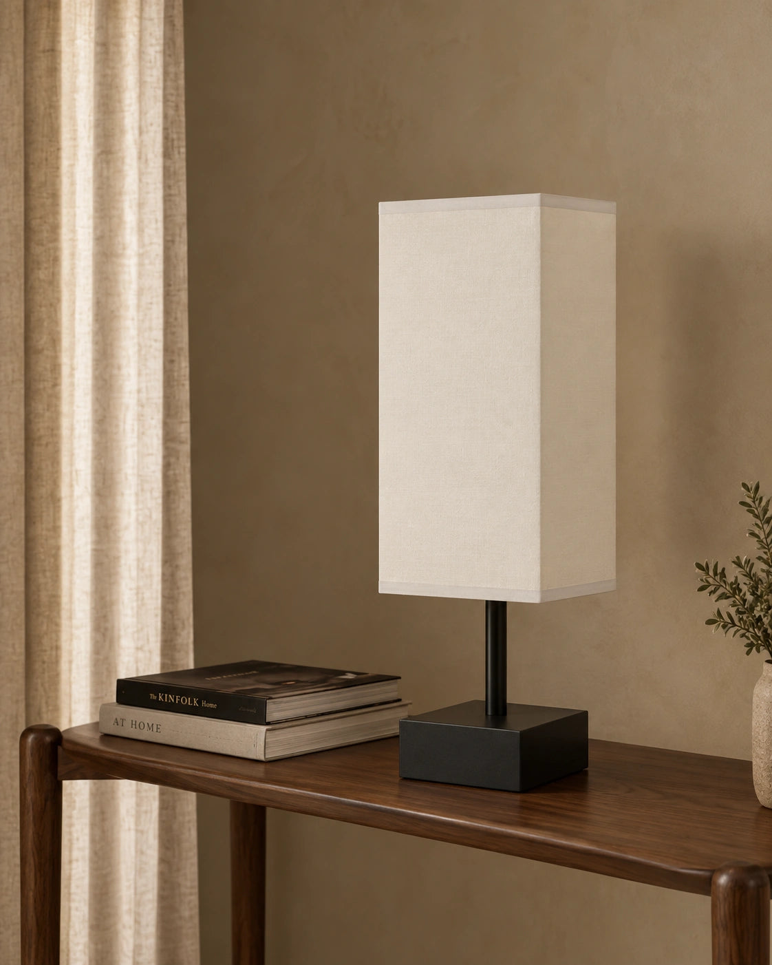 Lampe de chevet rectangulaire en métal et tissu blanc