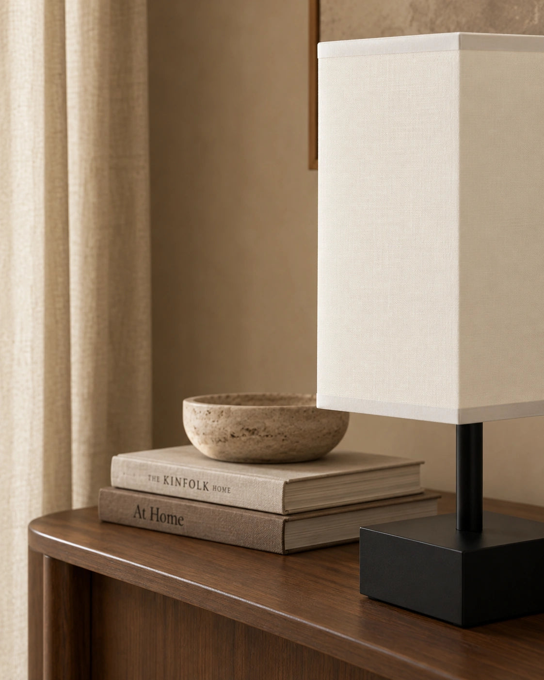 Lampe de chevet rectangulaire en métal et tissu blanc