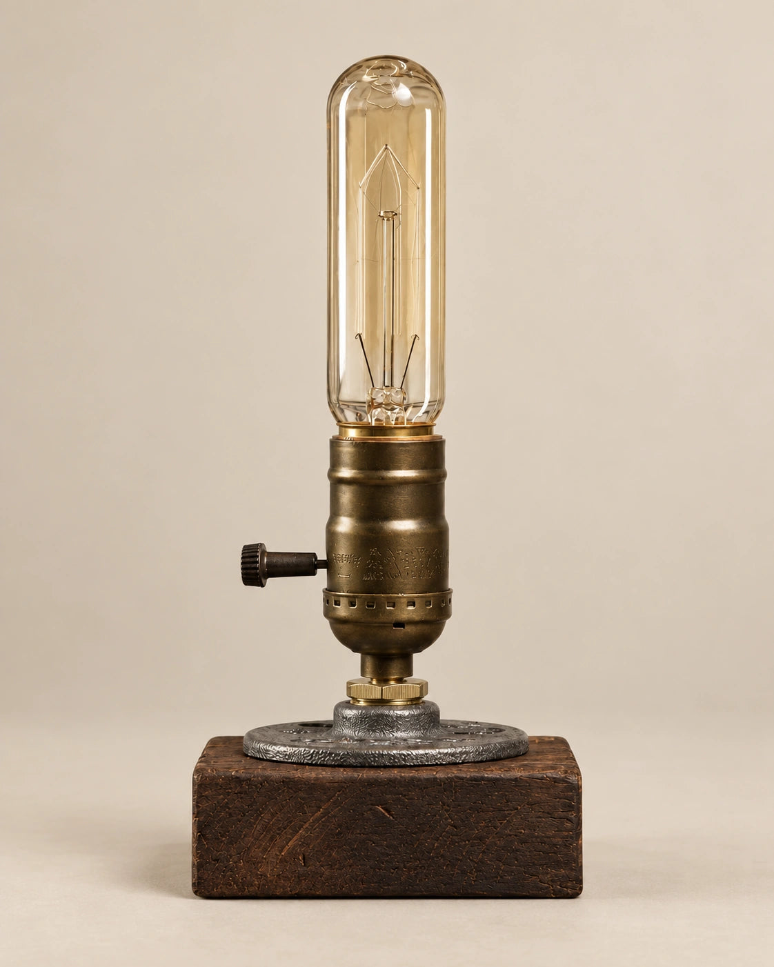 Lampe de chevet industrielle en bois et fer style edison