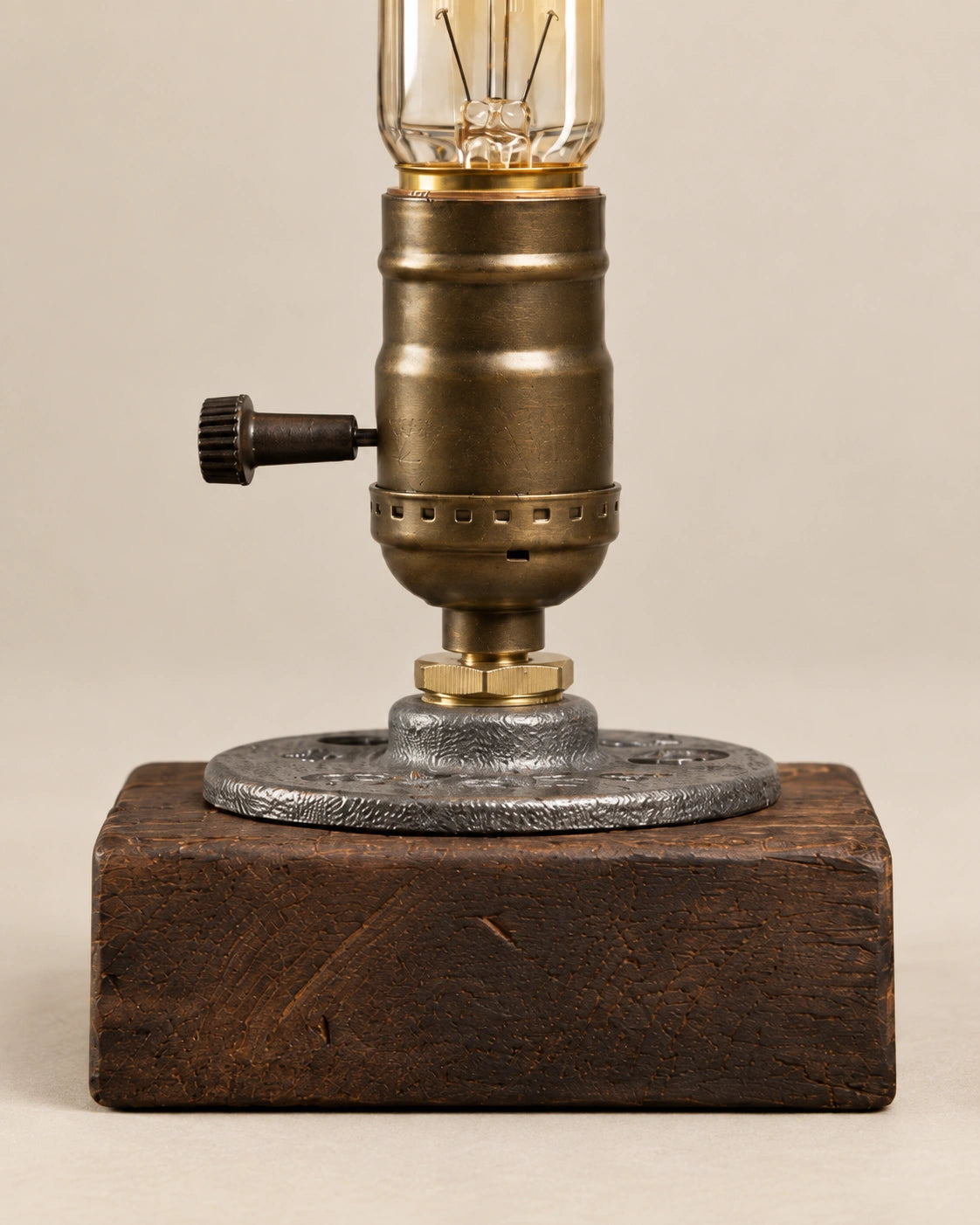 Lampe de chevet industrielle en bois et fer style edison