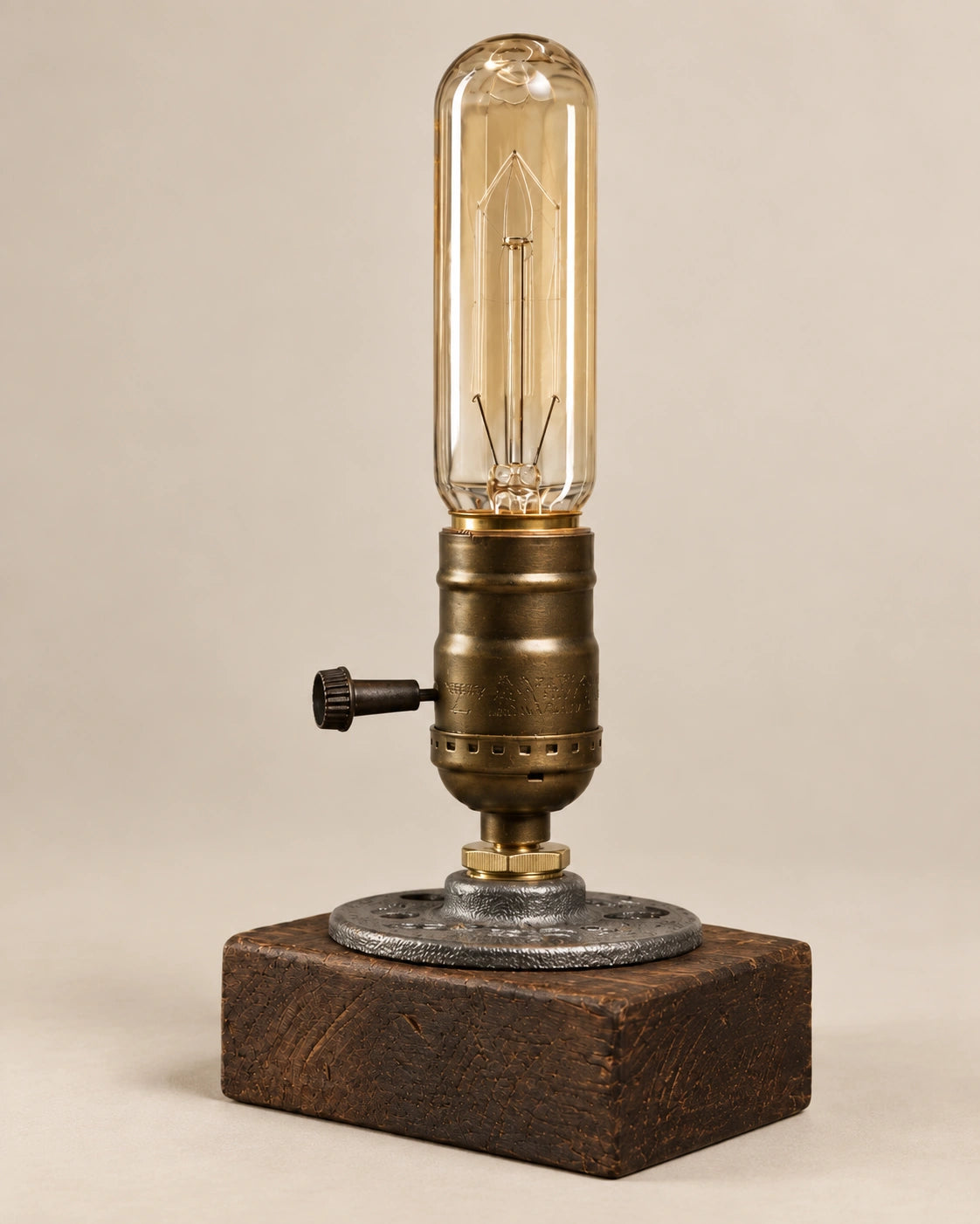 Lampe de chevet industrielle en bois et fer style edison