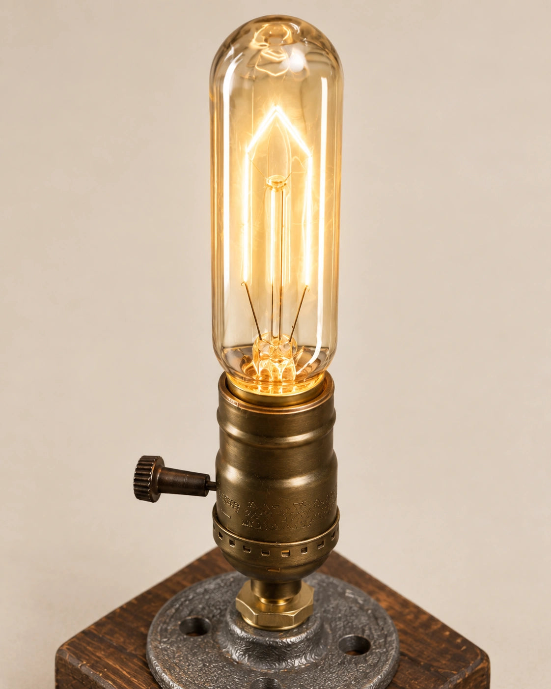 Lampe de chevet industrielle en bois et fer style edison