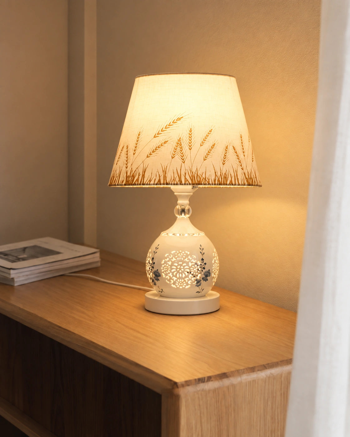 Lampe de chevet luxe en résine blanche à fleure bleu