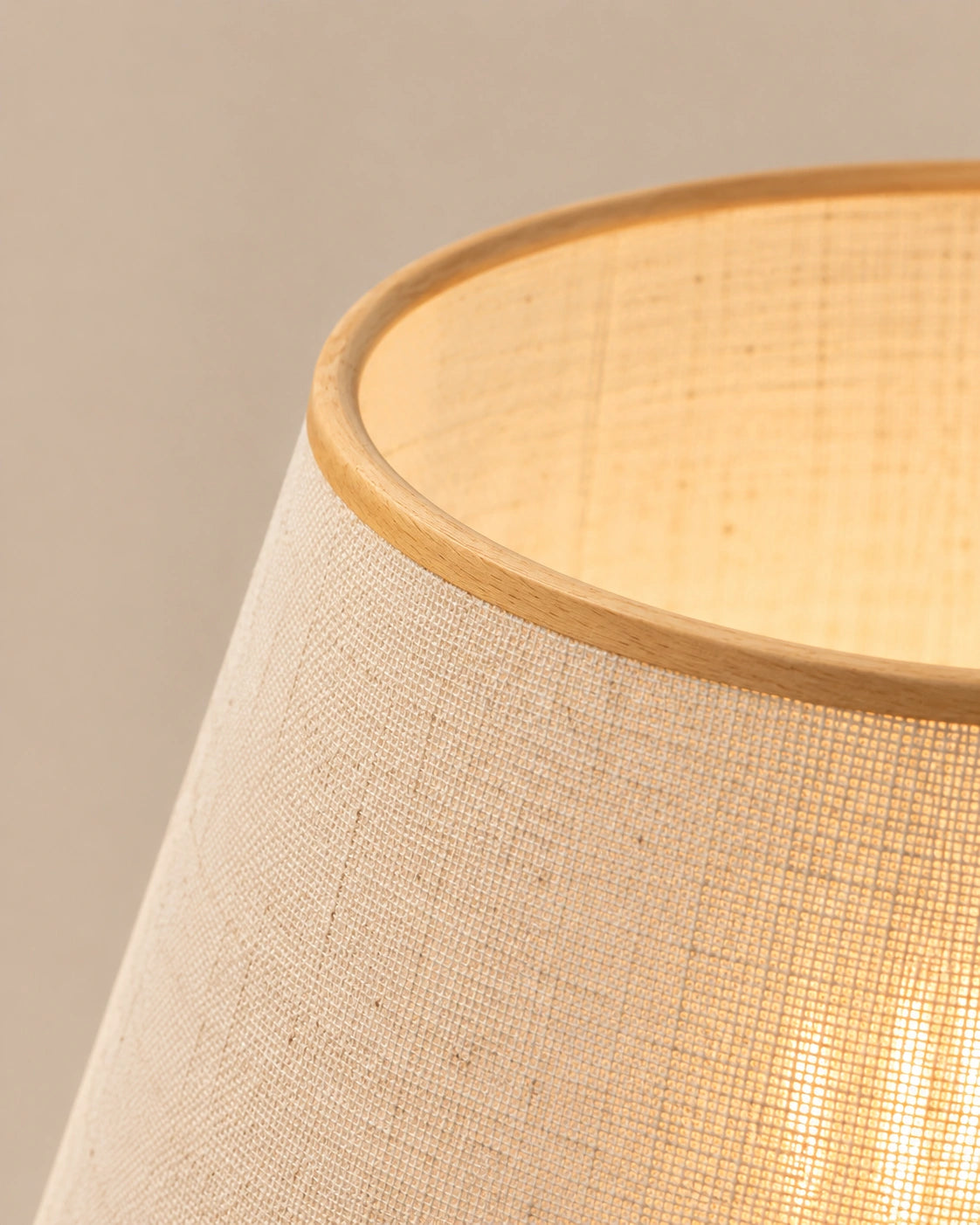 Lampe de chevet base ronde en bois et abat jour tissu