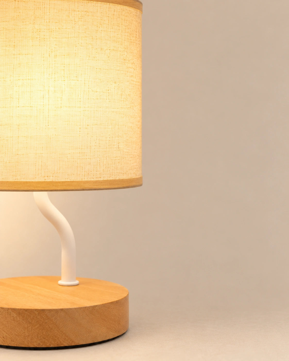 Lampe de chevet base ronde en bois et abat jour tissu