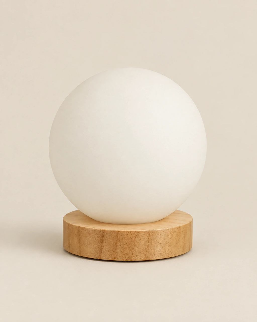 Lampe de chevet boule blanche sur socle en bois clair