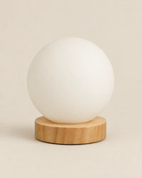 Lampe de chevet boule blanche sur socle en bois clair
