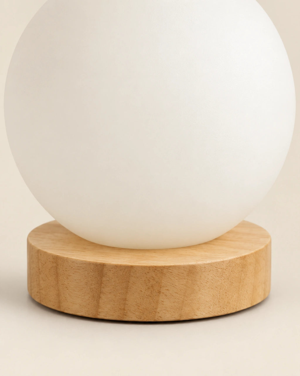 Lampe de chevet boule blanche sur socle en bois clair