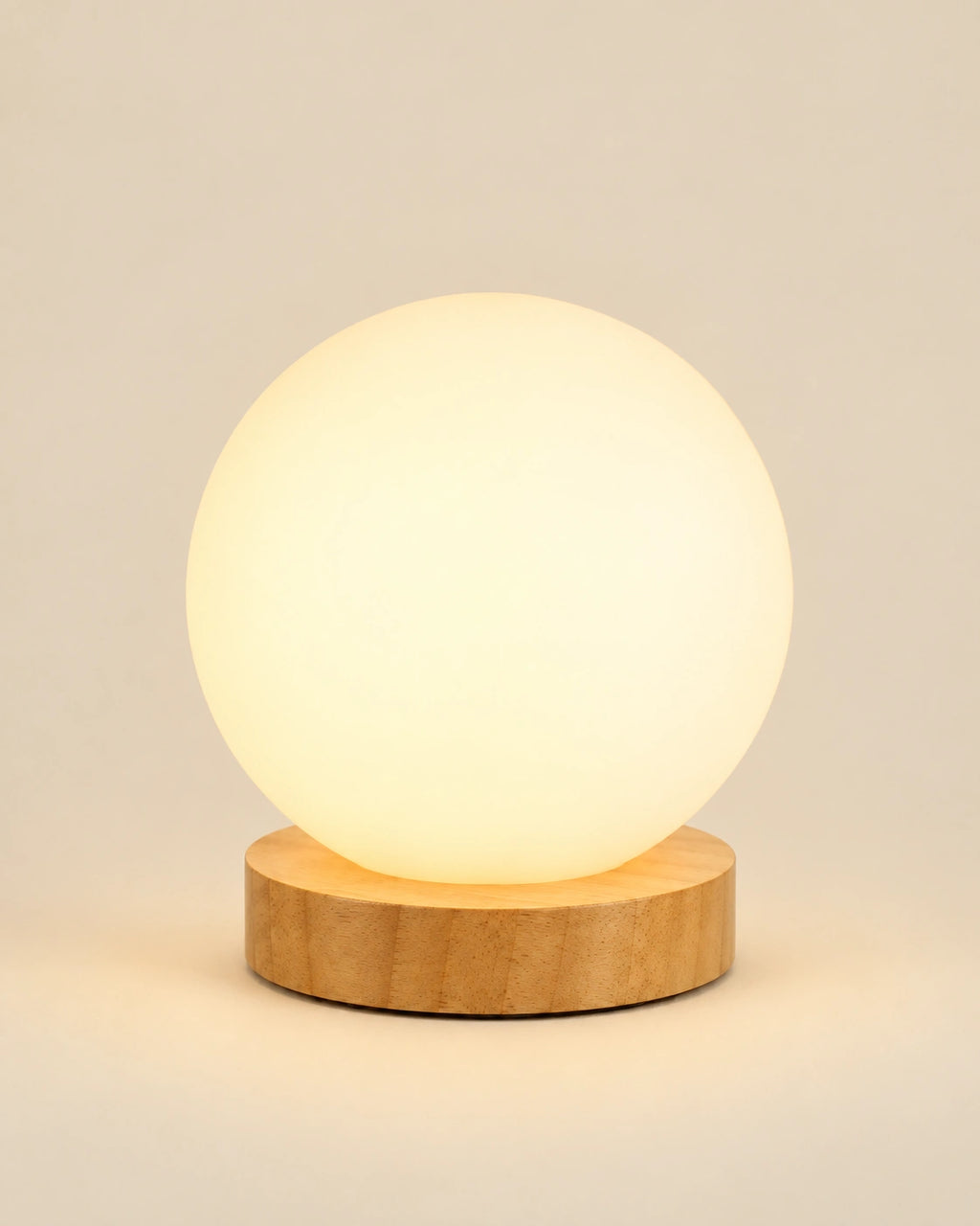 Lampe de chevet boule blanche sur socle en bois clair