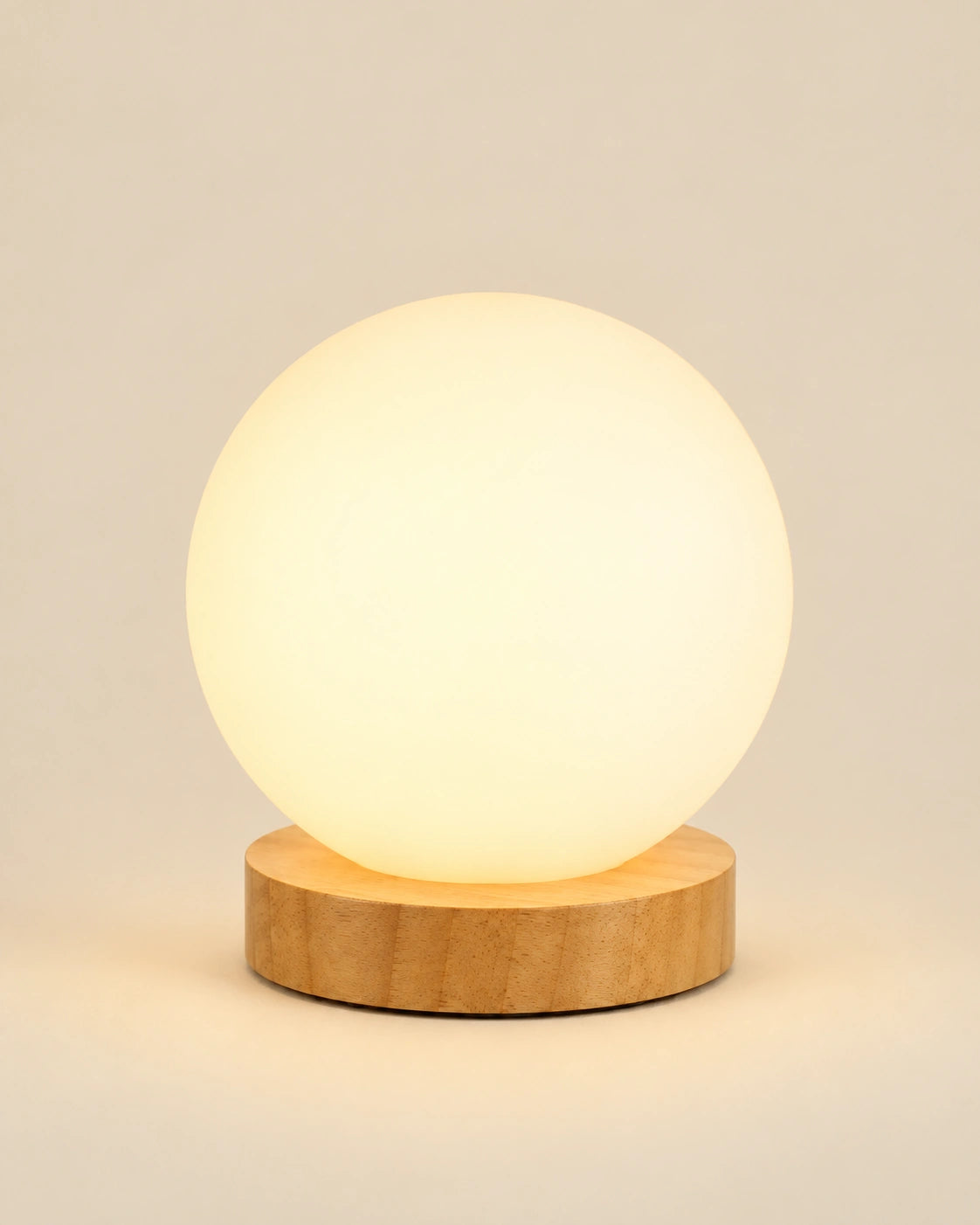 Lampe de chevet boule blanche sur socle en bois clair