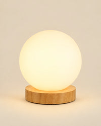 Lampe de chevet boule blanche sur socle en bois clair