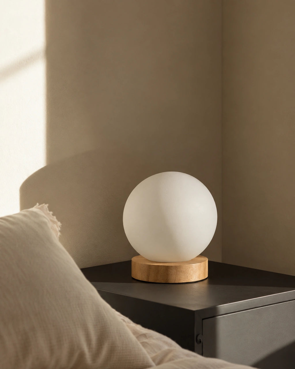 Lampe de chevet boule blanche sur socle en bois clair