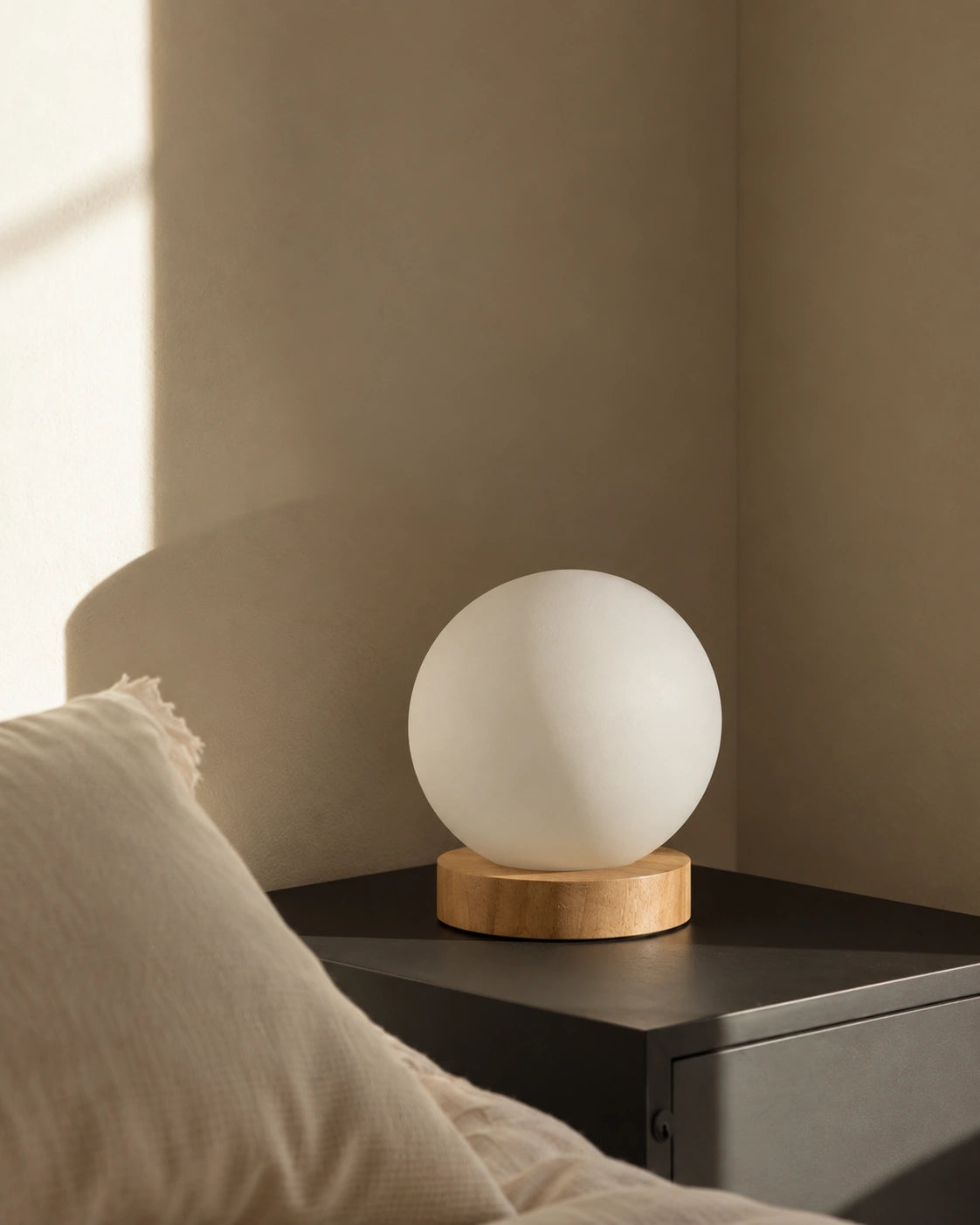 Lampe de chevet boule blanche sur socle en bois clair