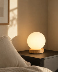 Lampe de chevet boule blanche sur socle en bois clair
