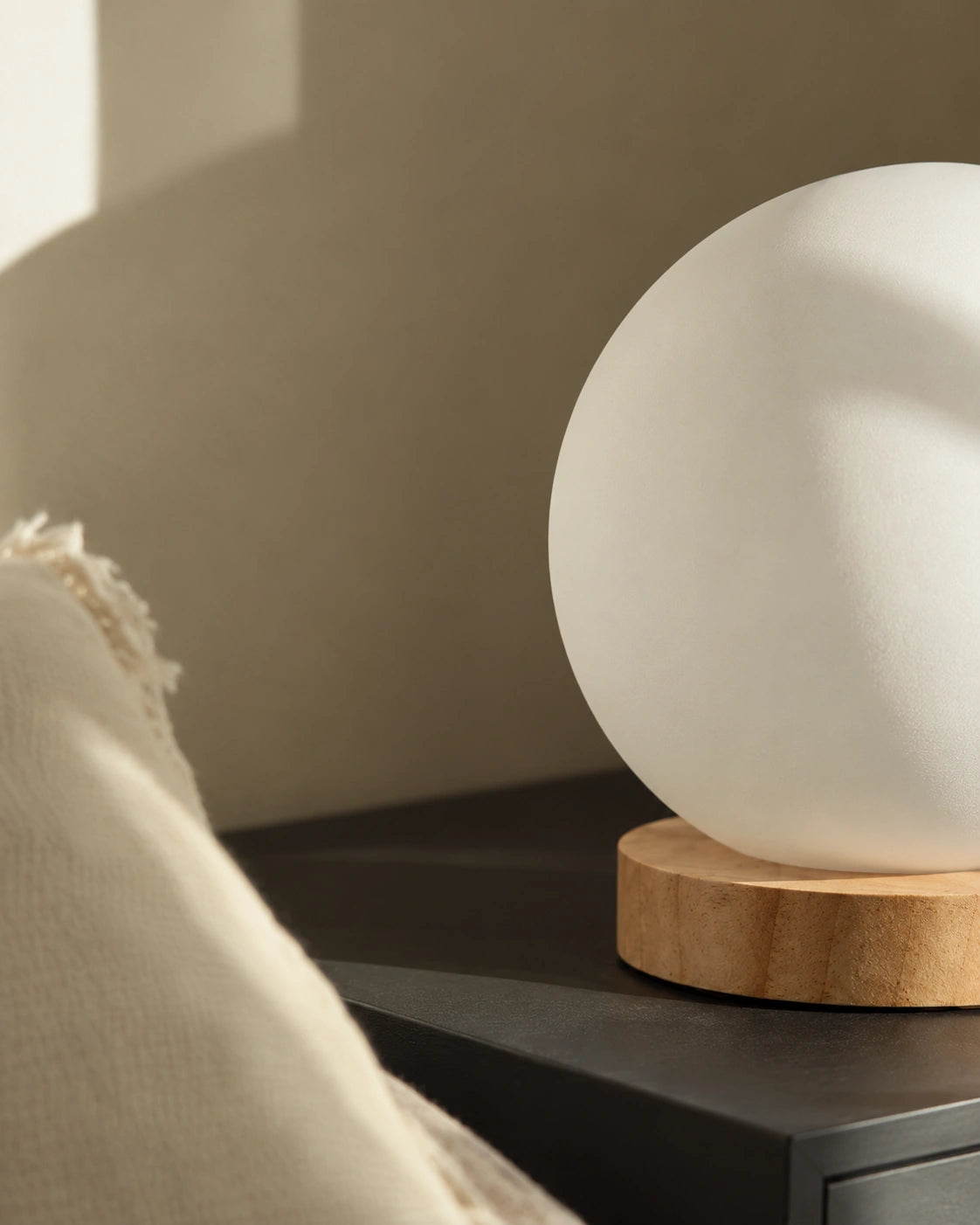 Lampe de chevet boule blanche sur socle en bois clair