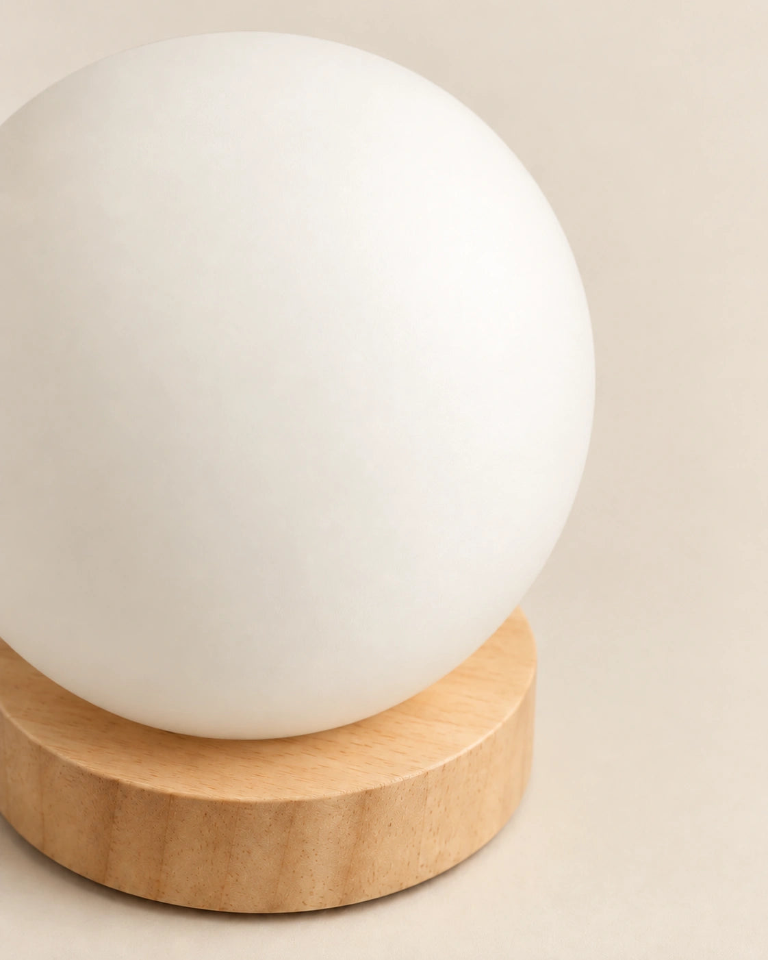 Lampe de chevet boule blanche sur socle en bois clair