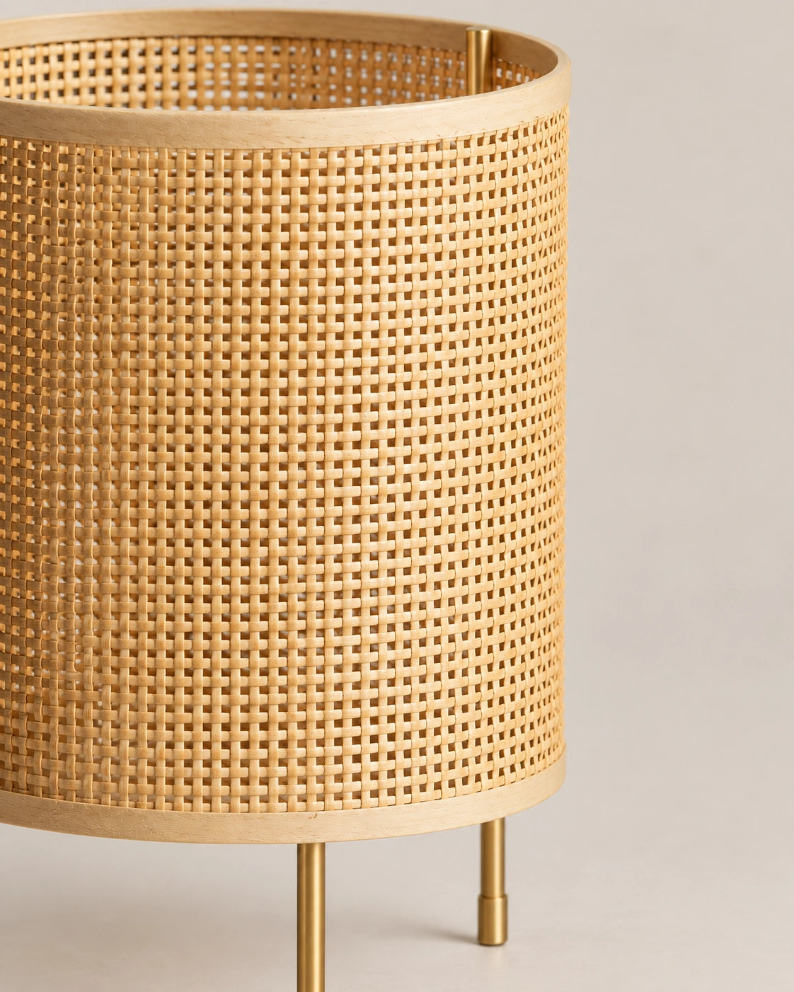 Lampe de chevet en osier à trois pieds dorée