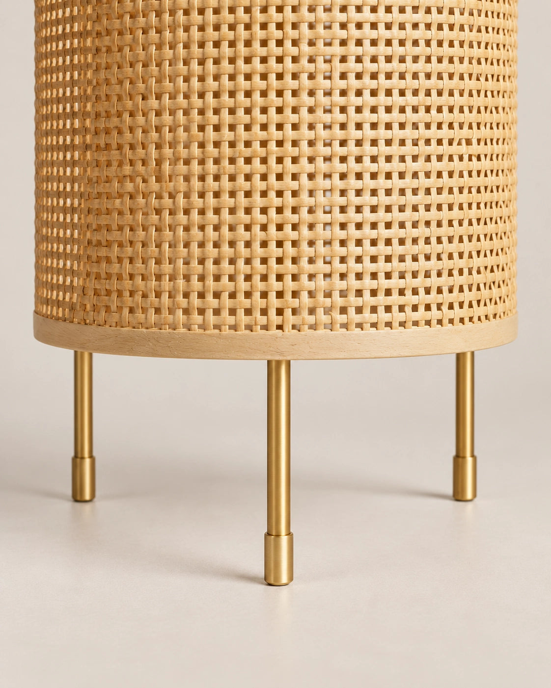 Lampe de chevet en osier à trois pieds dorée