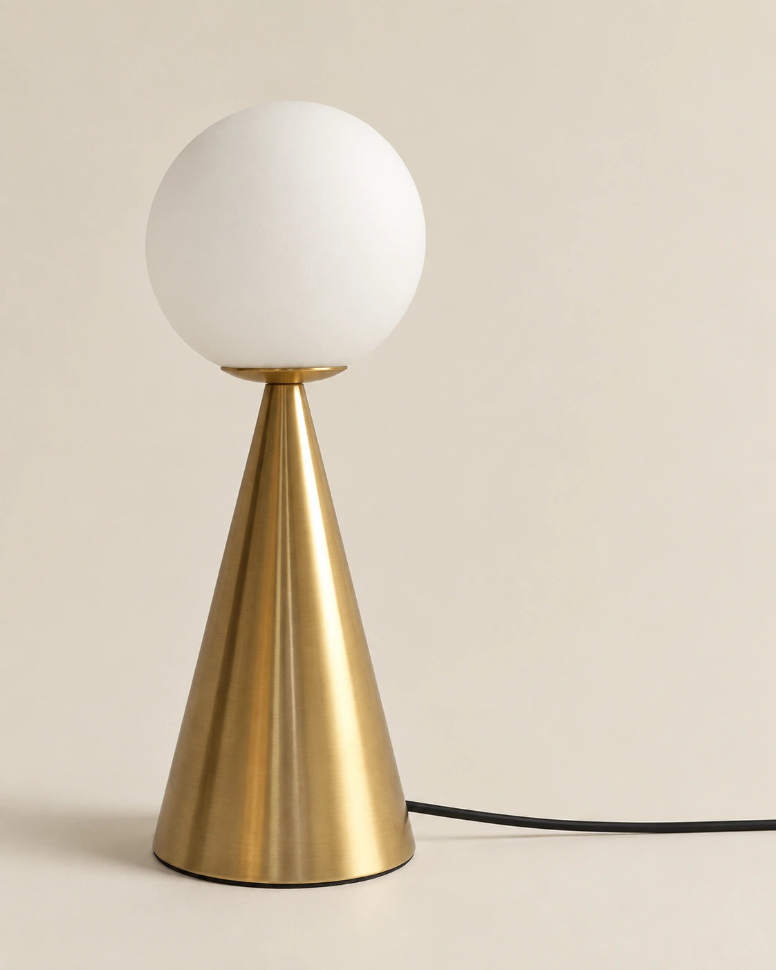 Lampe de chevet design sphère et cône doré