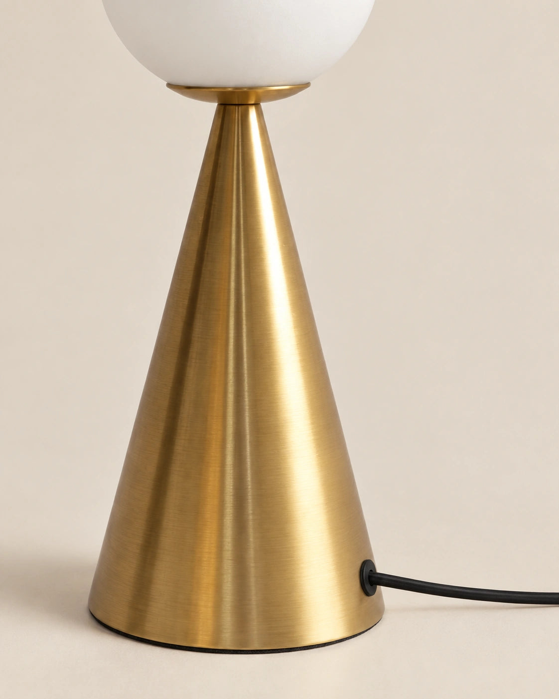 Lampe de chevet design sphère et cône doré