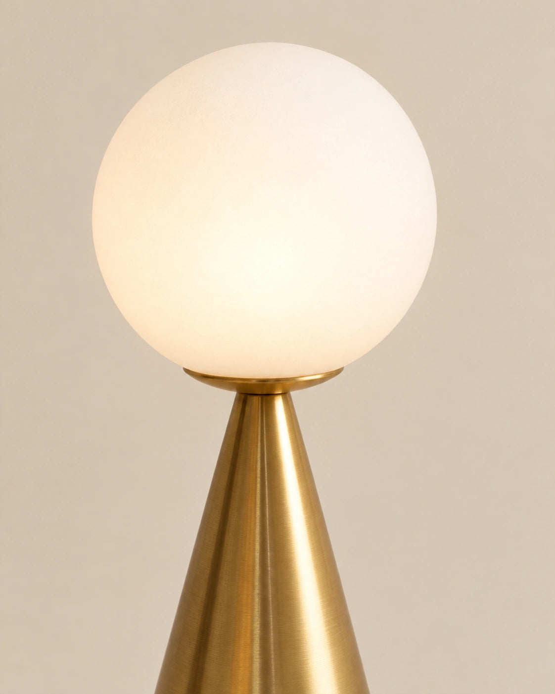 Lampe de chevet design sphère et cône doré