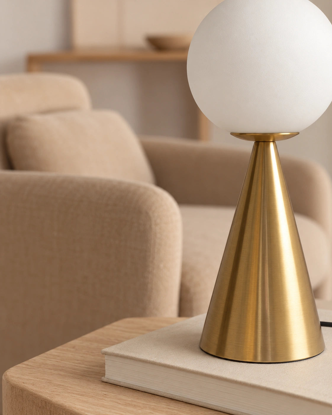 Lampe de chevet design sphère et cône doré