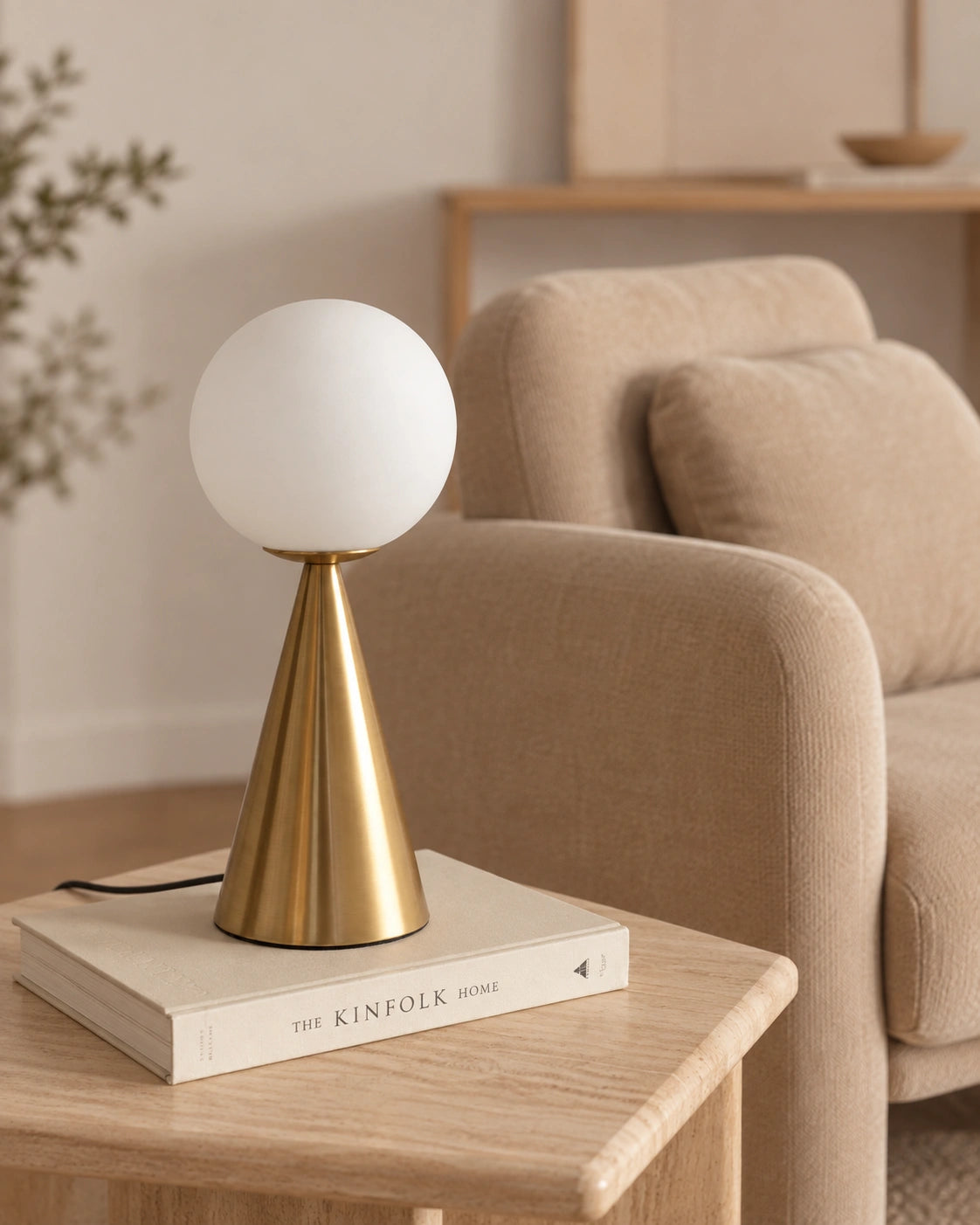 Lampe de chevet design sphère et cône doré