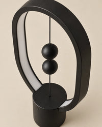Lampe de chevet originale à équilibre magnétique
