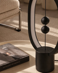 Lampe de chevet originale à équilibre magnétique