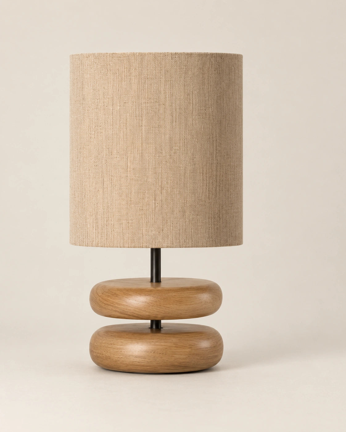Lampe de chevet noir en bois sculpté clair et abat-jour beige