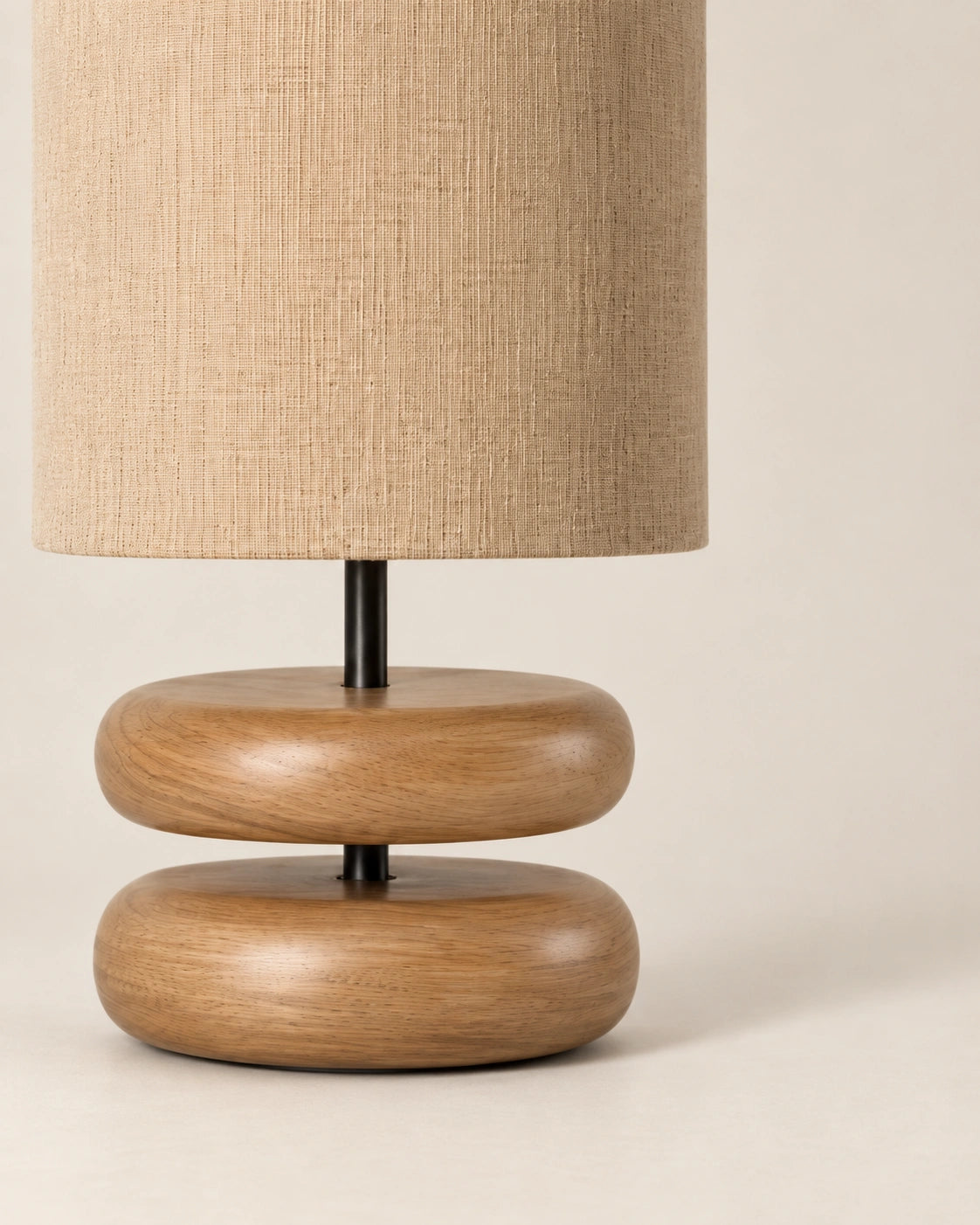Lampe de chevet noir en bois sculpté clair et abat-jour beige