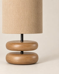 Lampe de chevet noir en bois sculpté clair et abat-jour beige