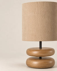 Lampe de chevet noir en bois sculpté clair et abat-jour beige