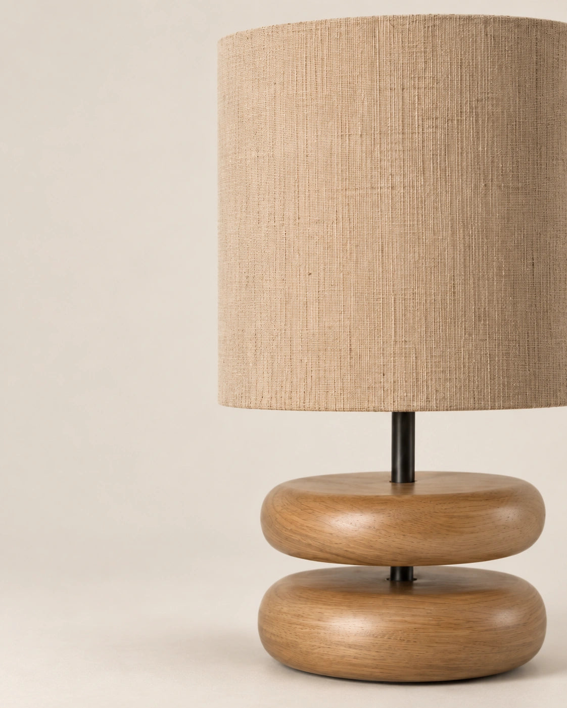 Lampe de chevet noir en bois sculpté clair et abat-jour beige