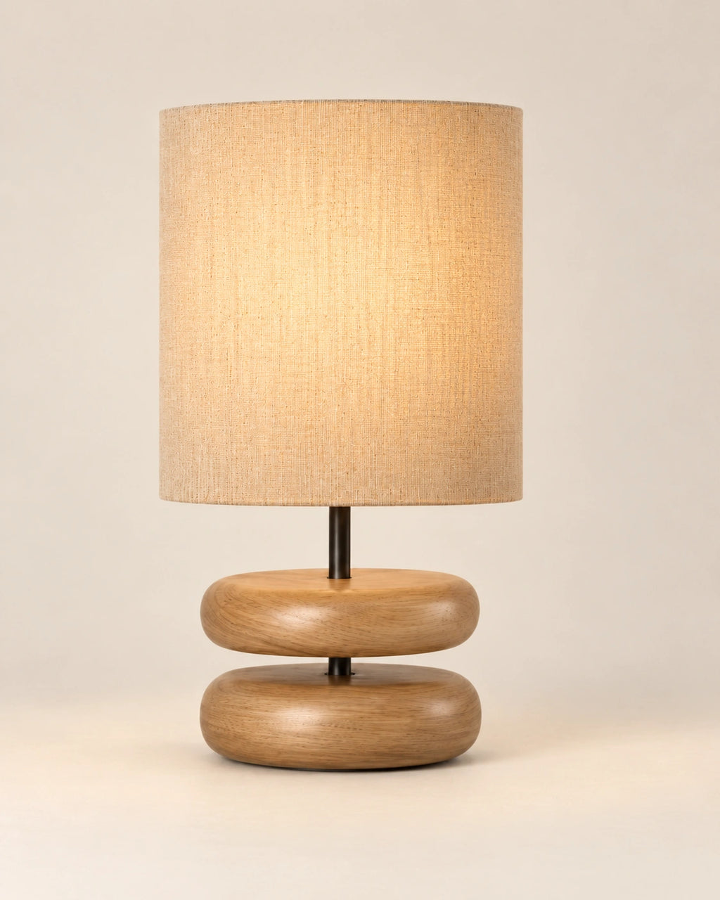 Lampe de chevet noir en bois sculpté clair et abat-jour beige